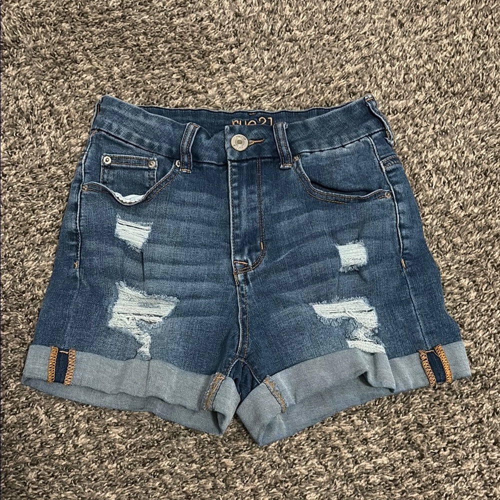 Rue21 Curvy distressed Jean shorts size: 4